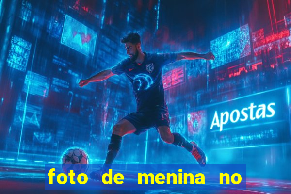 foto de menina no espelho cacheada