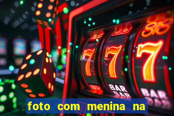 foto com menina na cama fake